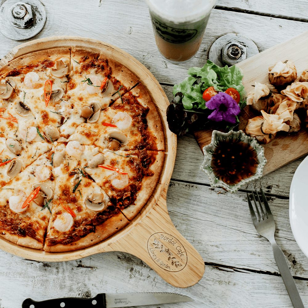 Wooden pizza board with engraved logo